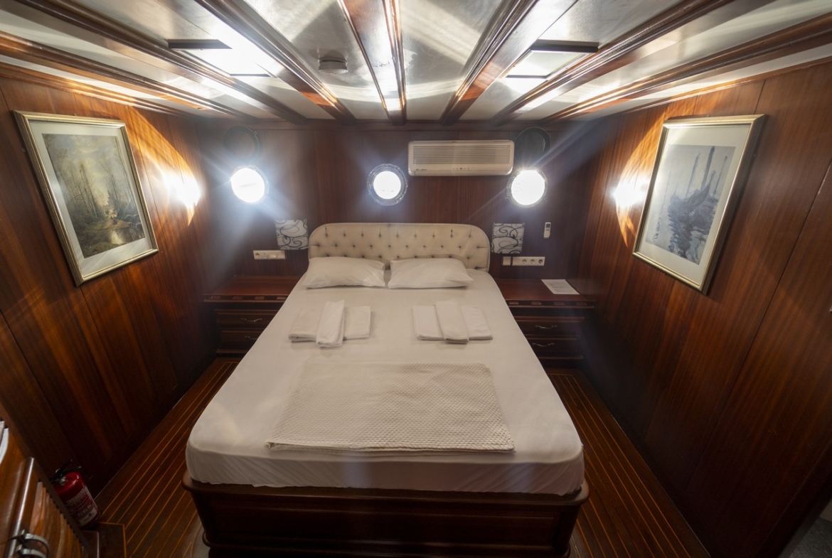 Princess Lila Gulet ile Bodrum çıkışlı lüks mavi yolculuk. 8 kabin, 16 kişi kapasite, geniş salon ve su sporları ile unutulmaz tatil.