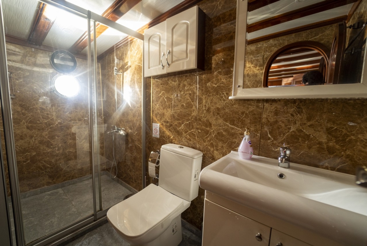 Princess Lila Gulet ile Bodrum çıkışlı lüks mavi yolculuk. 8 kabin, 16 kişi kapasite, geniş salon ve su sporları ile unutulmaz tatil.