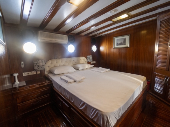 Princess Lila Gulet ile Bodrum çıkışlı lüks mavi yolculuk. 8 kabin, 16 kişi kapasite, geniş salon ve su sporları ile unutulmaz tatil.