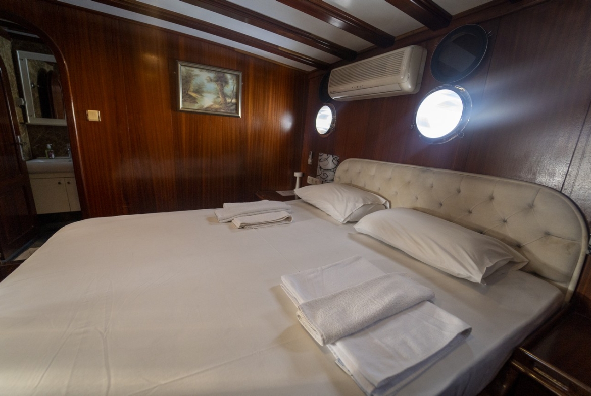 Princess Lila Gulet ile Bodrum çıkışlı lüks mavi yolculuk. 8 kabin, 16 kişi kapasite, geniş salon ve su sporları ile unutulmaz tatil.