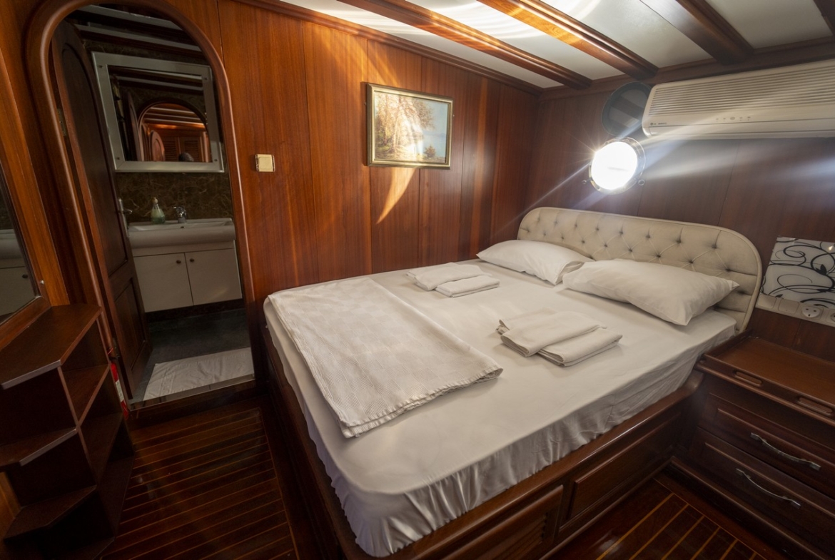 Princess Lila Gulet ile Bodrum çıkışlı lüks mavi yolculuk. 8 kabin, 16 kişi kapasite, geniş salon ve su sporları ile unutulmaz tatil.