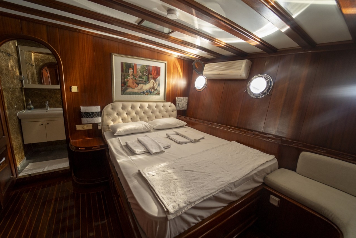 Princess Lila Gulet ile Bodrum çıkışlı lüks mavi yolculuk. 8 kabin, 16 kişi kapasite, geniş salon ve su sporları ile unutulmaz tatil.