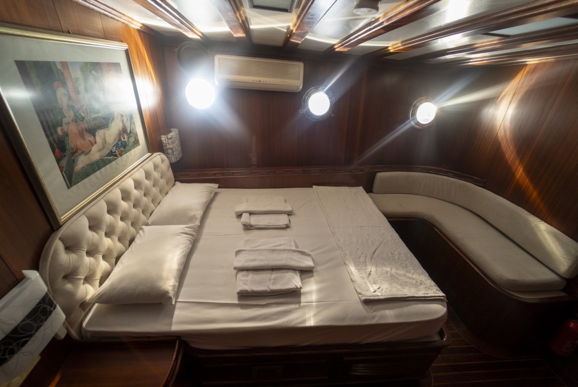 Princess Lila Gulet ile Bodrum çıkışlı lüks mavi yolculuk. 8 kabin, 16 kişi kapasite, geniş salon ve su sporları ile unutulmaz tatil.