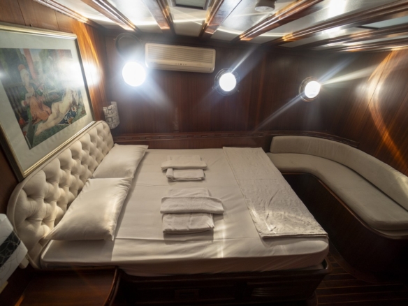 Princess Lila Gulet ile Bodrum çıkışlı lüks mavi yolculuk. 8 kabin, 16 kişi kapasite, geniş salon ve su sporları ile unutulmaz tatil.