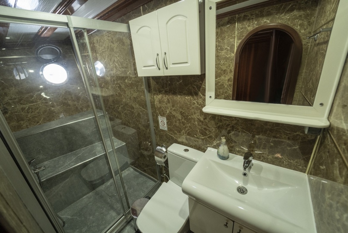 Princess Lila Gulet ile Bodrum çıkışlı lüks mavi yolculuk. 8 kabin, 16 kişi kapasite, geniş salon ve su sporları ile unutulmaz tatil.