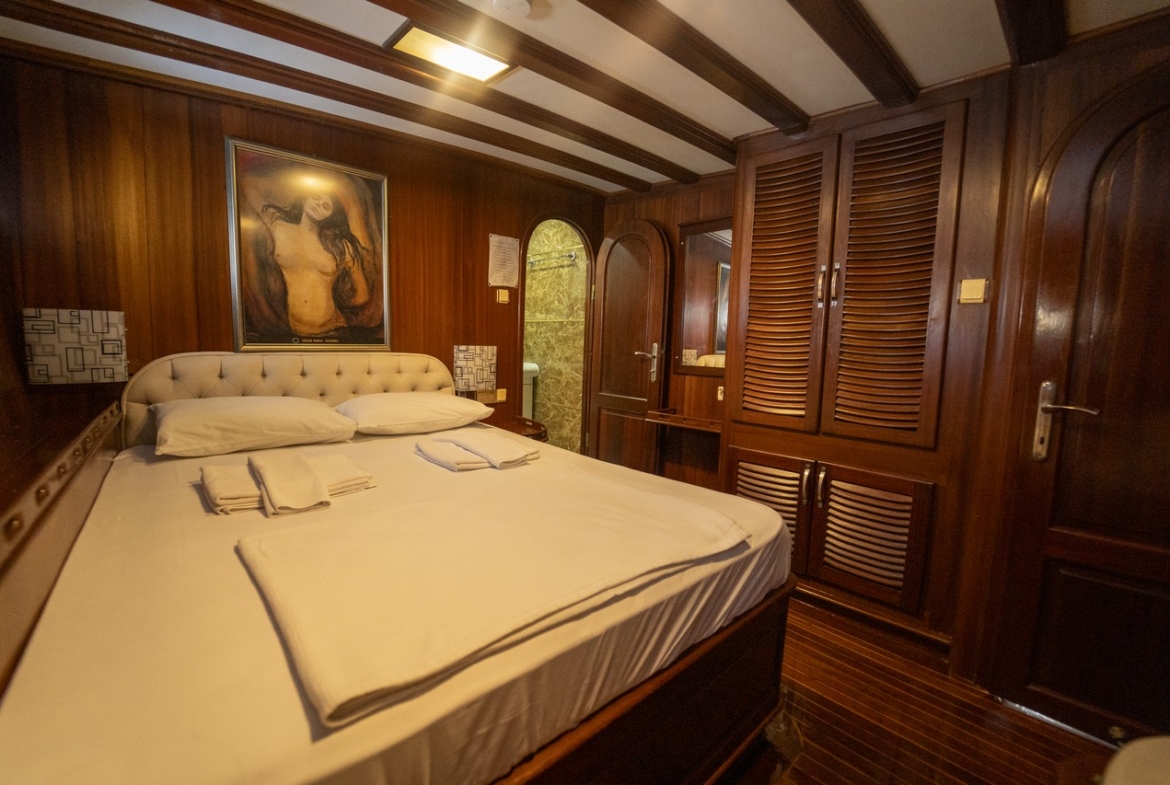 Princess Lila Gulet ile Bodrum çıkışlı lüks mavi yolculuk. 8 kabin, 16 kişi kapasite, geniş salon ve su sporları ile unutulmaz tatil.