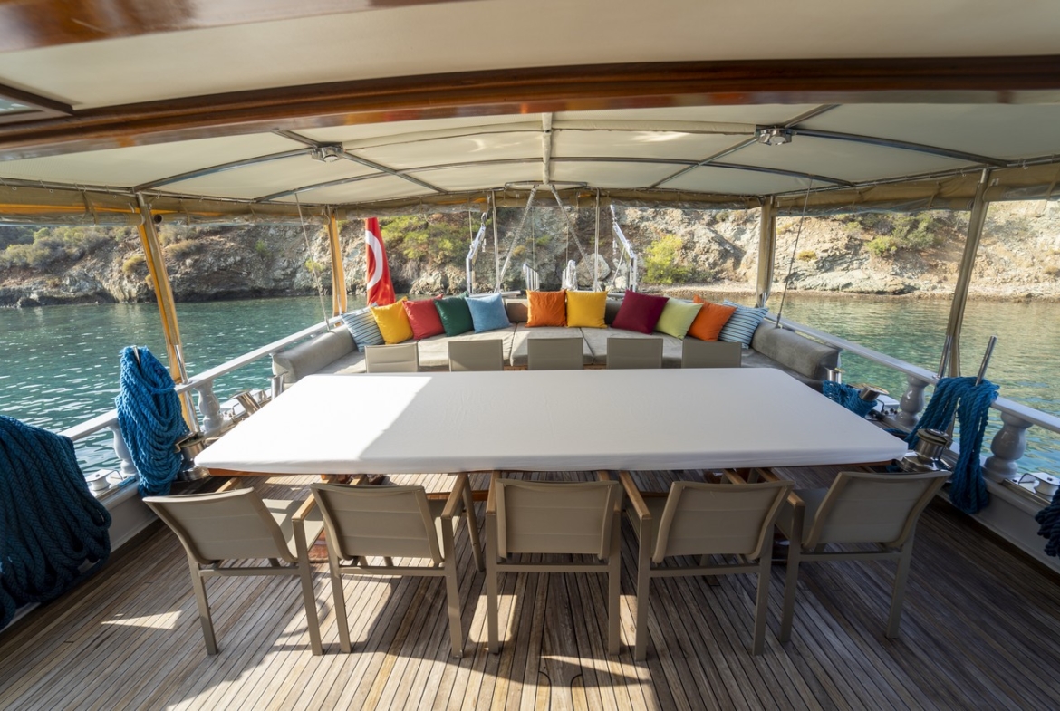 Princess Lila Gulet ile Bodrum çıkışlı lüks mavi yolculuk. 8 kabin, 16 kişi kapasite, geniş salon ve su sporları ile unutulmaz tatil.