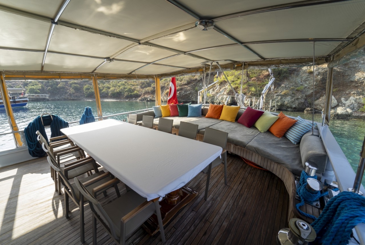 Princess Lila Gulet ile Bodrum çıkışlı lüks mavi yolculuk. 8 kabin, 16 kişi kapasite, geniş salon ve su sporları ile unutulmaz tatil.