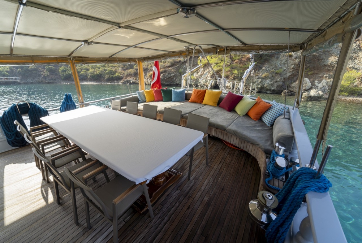 Princess Lila Gulet ile Bodrum çıkışlı lüks mavi yolculuk. 8 kabin, 16 kişi kapasite, geniş salon ve su sporları ile unutulmaz tatil.