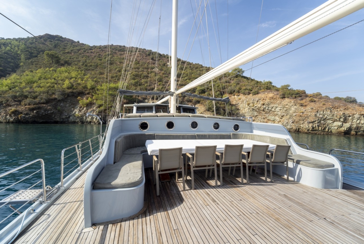 Princess Lila Gulet ile Bodrum çıkışlı lüks mavi yolculuk. 8 kabin, 16 kişi kapasite, geniş salon ve su sporları ile unutulmaz tatil.