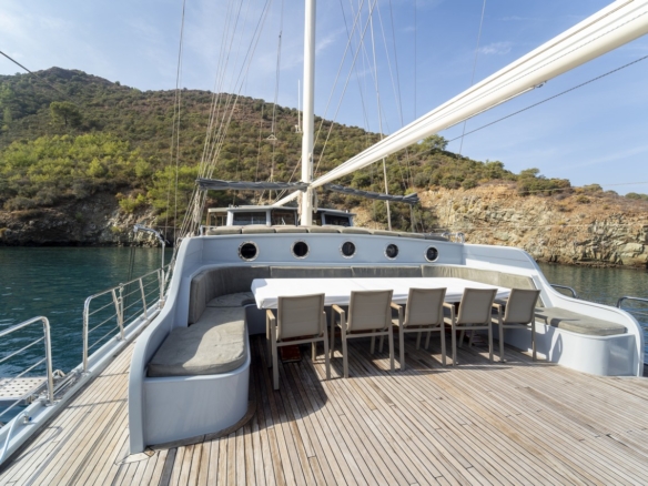 Princess Lila Gulet ile Bodrum çıkışlı lüks mavi yolculuk. 8 kabin, 16 kişi kapasite, geniş salon ve su sporları ile unutulmaz tatil.