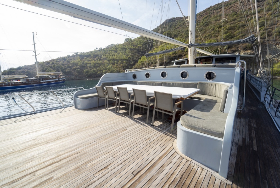 Princess Lila Gulet ile Bodrum çıkışlı lüks mavi yolculuk. 8 kabin, 16 kişi kapasite, geniş salon ve su sporları ile unutulmaz tatil.