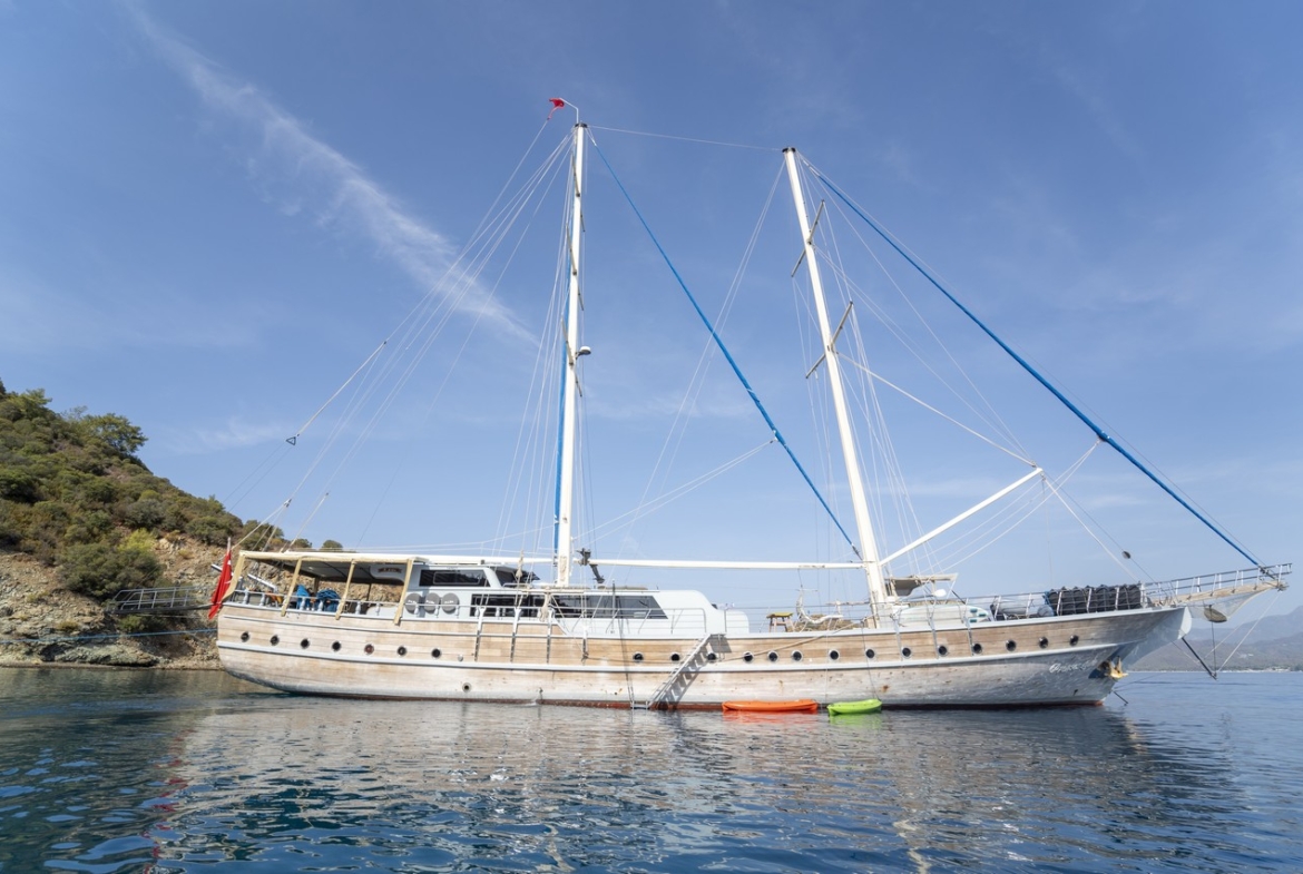 Princess Lila Gulet ile Bodrum çıkışlı lüks mavi yolculuk. 8 kabin, 16 kişi kapasite, geniş salon ve su sporları ile unutulmaz tatil.