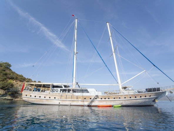 Princess Lila Gulet ile Bodrum çıkışlı lüks mavi yolculuk. 8 kabin, 16 kişi kapasite, geniş salon ve su sporları ile unutulmaz tatil.