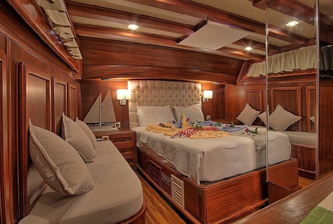 Romance Gulet ile Fethiye çıkışlı lüks mavi yolculuk deneyimi yaşayın. 3 kabinli, 6 kişilik konforlu gulet kiralama fırsatları ve özel rota seçenekleri.