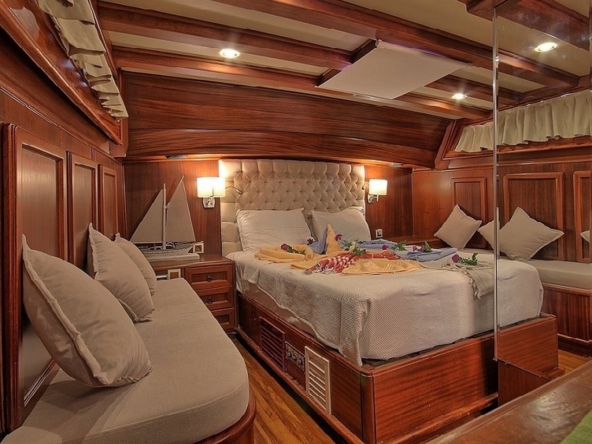 Romance Gulet ile Fethiye çıkışlı lüks mavi yolculuk deneyimi yaşayın. 3 kabinli, 6 kişilik konforlu gulet kiralama fırsatları ve özel rota seçenekleri.