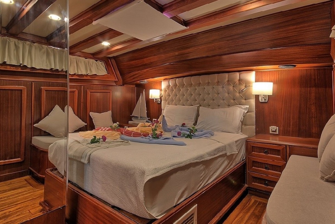 Romance Gulet ile Fethiye çıkışlı lüks mavi yolculuk deneyimi yaşayın. 3 kabinli, 6 kişilik konforlu gulet kiralama fırsatları ve özel rota seçenekleri.