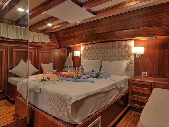 Romance Gulet ile Fethiye çıkışlı lüks mavi yolculuk deneyimi yaşayın. 3 kabinli, 6 kişilik konforlu gulet kiralama fırsatları ve özel rota seçenekleri.