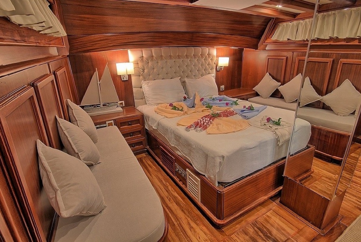 Romance Gulet ile Fethiye çıkışlı lüks mavi yolculuk deneyimi yaşayın. 3 kabinli, 6 kişilik konforlu gulet kiralama fırsatları ve özel rota seçenekleri.