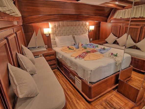 Romance Gulet ile Fethiye çıkışlı lüks mavi yolculuk deneyimi yaşayın. 3 kabinli, 6 kişilik konforlu gulet kiralama fırsatları ve özel rota seçenekleri.