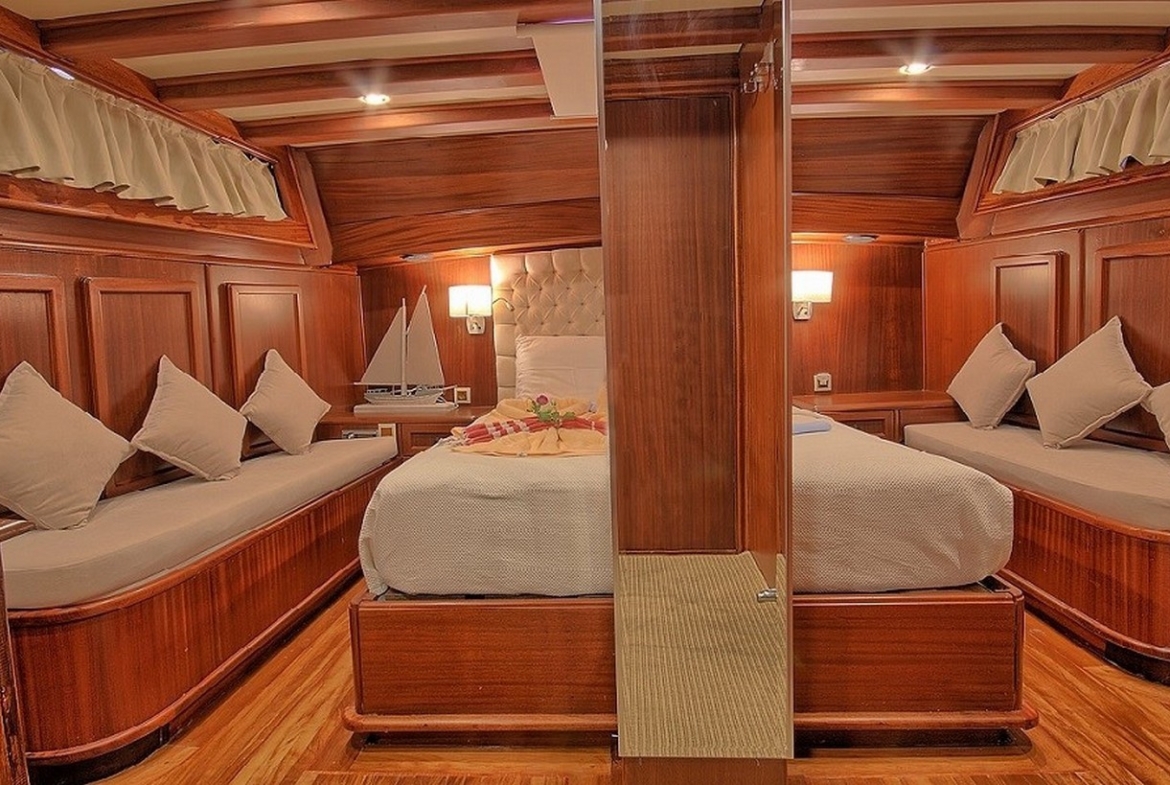 Romance Gulet ile Fethiye çıkışlı lüks mavi yolculuk deneyimi yaşayın. 3 kabinli, 6 kişilik konforlu gulet kiralama fırsatları ve özel rota seçenekleri.