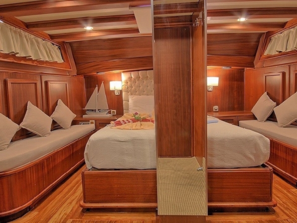 Romance Gulet ile Fethiye çıkışlı lüks mavi yolculuk deneyimi yaşayın. 3 kabinli, 6 kişilik konforlu gulet kiralama fırsatları ve özel rota seçenekleri.