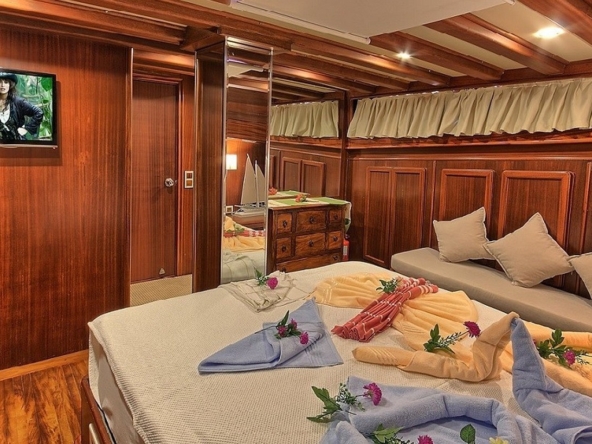 Romance Gulet ile Fethiye çıkışlı lüks mavi yolculuk deneyimi yaşayın. 3 kabinli, 6 kişilik konforlu gulet kiralama fırsatları ve özel rota seçenekleri.