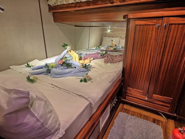 Romance Gulet ile Fethiye çıkışlı lüks mavi yolculuk deneyimi yaşayın. 3 kabinli, 6 kişilik konforlu gulet kiralama fırsatları ve özel rota seçenekleri.