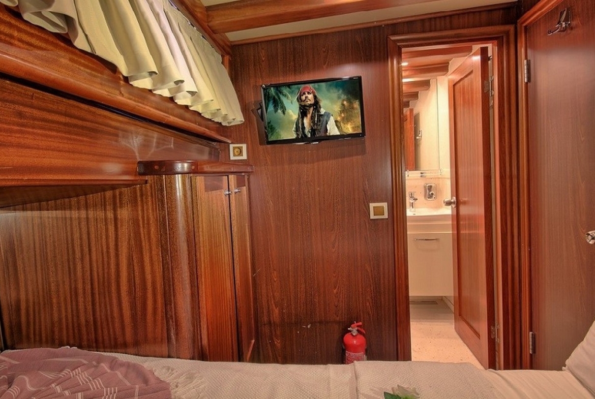 Romance Gulet ile Fethiye çıkışlı lüks mavi yolculuk deneyimi yaşayın. 3 kabinli, 6 kişilik konforlu gulet kiralama fırsatları ve özel rota seçenekleri.