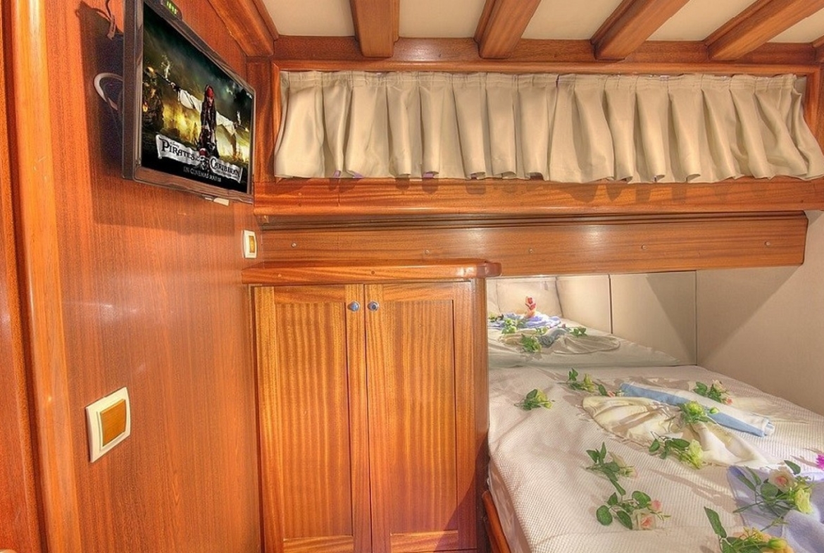 Romance Gulet ile Fethiye çıkışlı lüks mavi yolculuk deneyimi yaşayın. 3 kabinli, 6 kişilik konforlu gulet kiralama fırsatları ve özel rota seçenekleri.