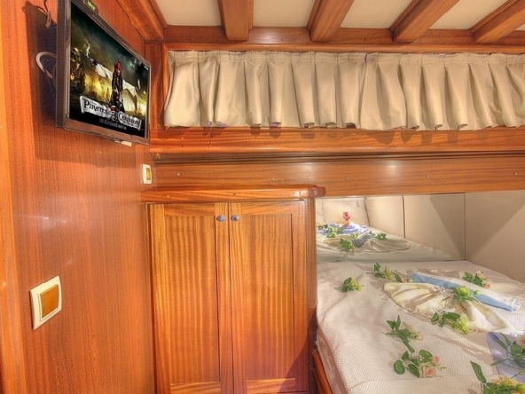 Romance Gulet ile Fethiye çıkışlı lüks mavi yolculuk deneyimi yaşayın. 3 kabinli, 6 kişilik konforlu gulet kiralama fırsatları ve özel rota seçenekleri.