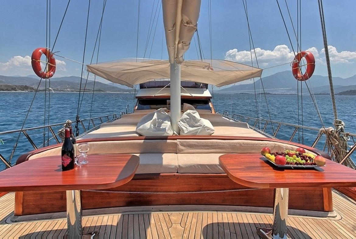 Romance Gulet ile Fethiye çıkışlı lüks mavi yolculuk deneyimi yaşayın. 3 kabinli, 6 kişilik konforlu gulet kiralama fırsatları ve özel rota seçenekleri.