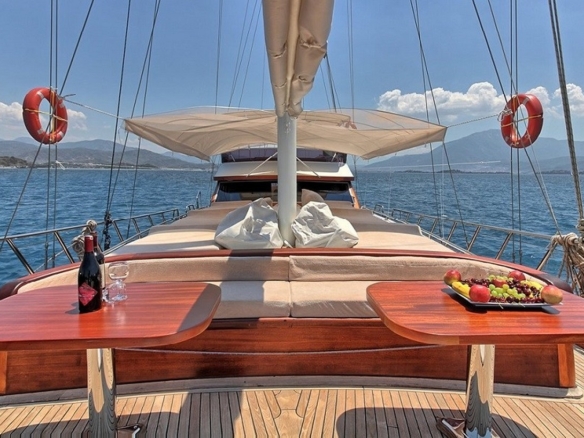 Romance Gulet ile Fethiye çıkışlı lüks mavi yolculuk deneyimi yaşayın. 3 kabinli, 6 kişilik konforlu gulet kiralama fırsatları ve özel rota seçenekleri.