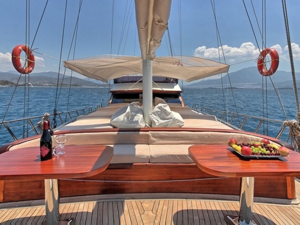 Romance Gulet ile Fethiye çıkışlı lüks mavi yolculuk deneyimi yaşayın. 3 kabinli, 6 kişilik konforlu gulet kiralama fırsatları ve özel rota seçenekleri.