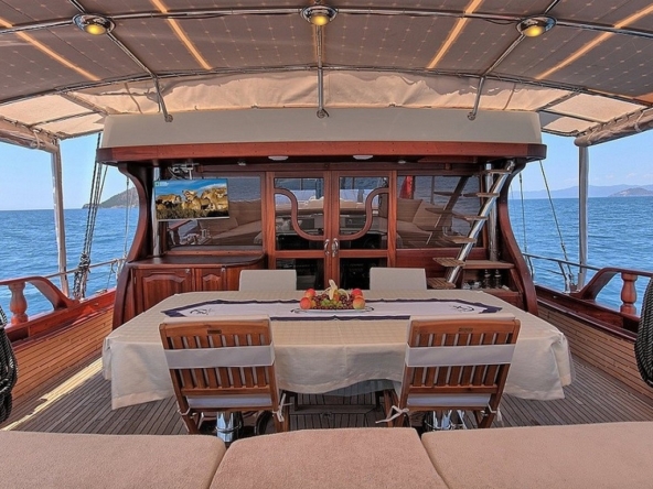 Romance Gulet ile Fethiye çıkışlı lüks mavi yolculuk deneyimi yaşayın. 3 kabinli, 6 kişilik konforlu gulet kiralama fırsatları ve özel rota seçenekleri.