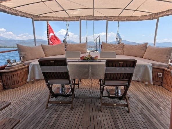 Romance Gulet ile Fethiye çıkışlı lüks mavi yolculuk deneyimi yaşayın. 3 kabinli, 6 kişilik konforlu gulet kiralama fırsatları ve özel rota seçenekleri.
