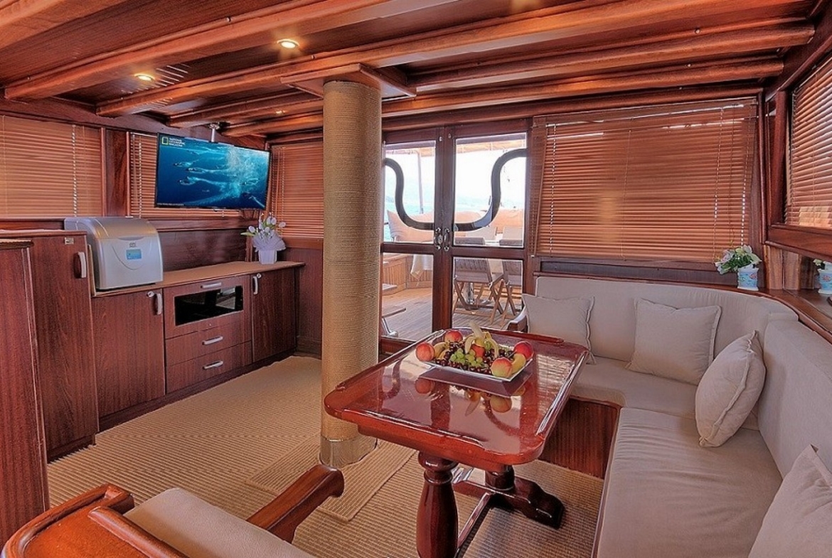 Romance Gulet ile Fethiye çıkışlı lüks mavi yolculuk deneyimi yaşayın. 3 kabinli, 6 kişilik konforlu gulet kiralama fırsatları ve özel rota seçenekleri.