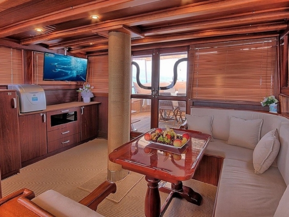 Romance Gulet ile Fethiye çıkışlı lüks mavi yolculuk deneyimi yaşayın. 3 kabinli, 6 kişilik konforlu gulet kiralama fırsatları ve özel rota seçenekleri.