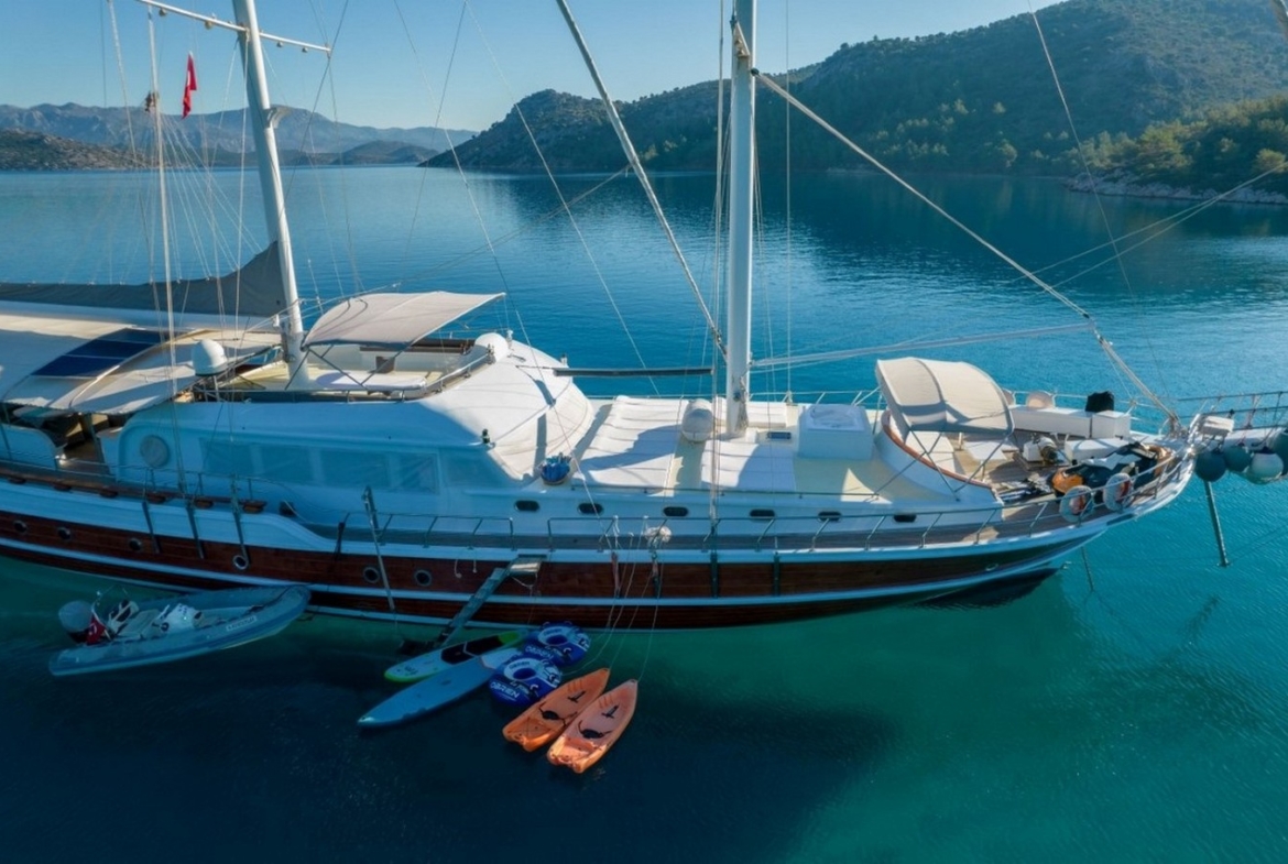 8 kabinli S Nur Taylan ile Marmaris, Göcek ve Datça koylarında su sporları, konfor ve lüks bir mavi yolculuk deneyimi.