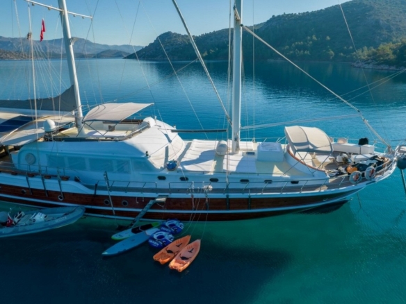 8 kabinli S Nur Taylan ile Marmaris, Göcek ve Datça koylarında su sporları, konfor ve lüks bir mavi yolculuk deneyimi.