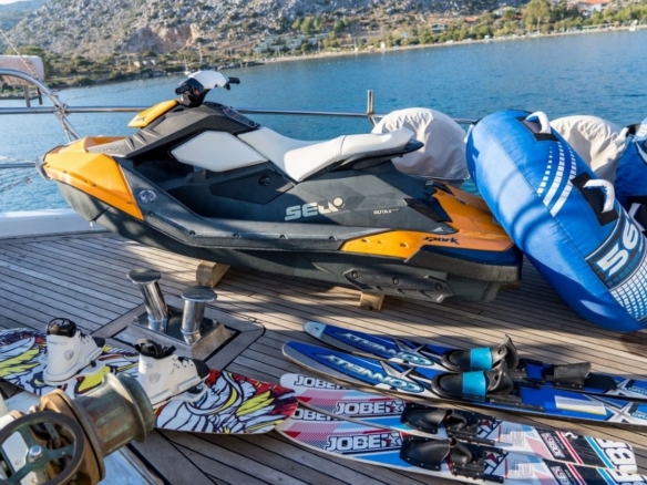 8 kabinli S Nur Taylan ile Marmaris, Göcek ve Datça koylarında su sporları, konfor ve lüks bir mavi yolculuk deneyimi.