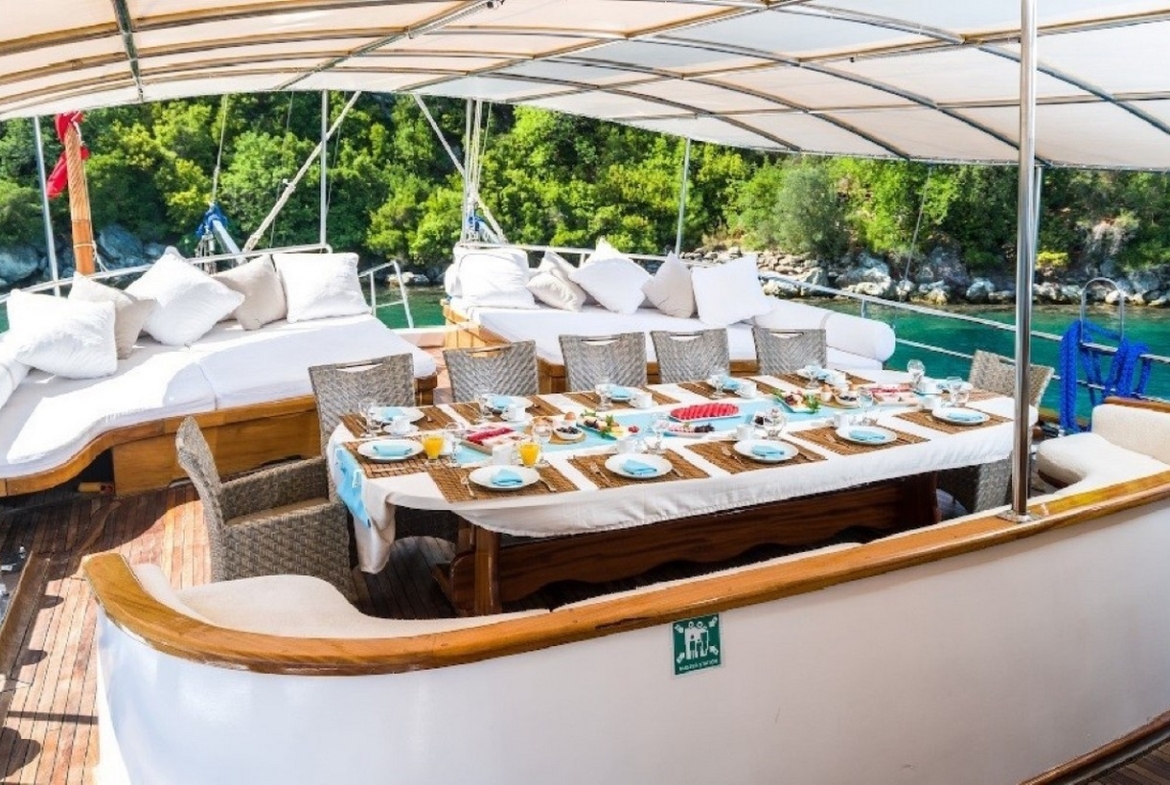 8 kabinli S Nur Taylan ile Marmaris, Göcek ve Datça koylarında su sporları, konfor ve lüks bir mavi yolculuk deneyimi.