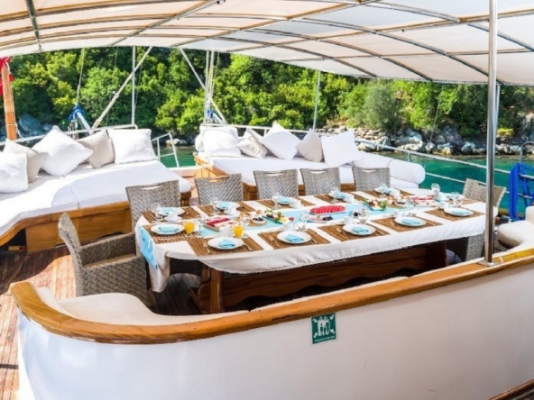 8 kabinli S Nur Taylan ile Marmaris, Göcek ve Datça koylarında su sporları, konfor ve lüks bir mavi yolculuk deneyimi.