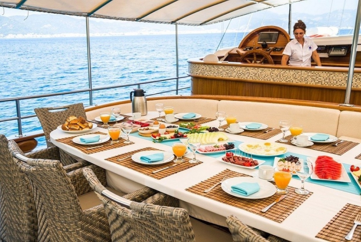 8 kabinli S Nur Taylan ile Marmaris, Göcek ve Datça koylarında su sporları, konfor ve lüks bir mavi yolculuk deneyimi.