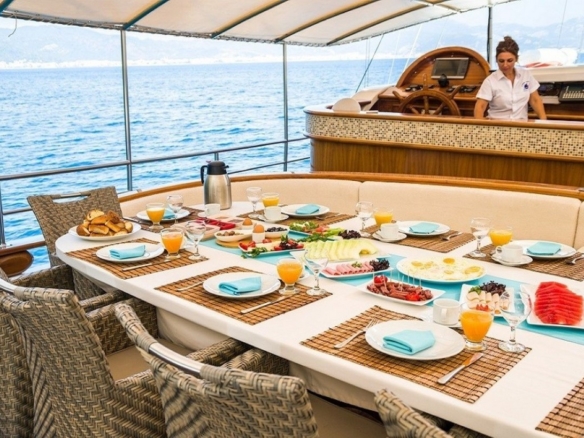 8 kabinli S Nur Taylan ile Marmaris, Göcek ve Datça koylarında su sporları, konfor ve lüks bir mavi yolculuk deneyimi.
