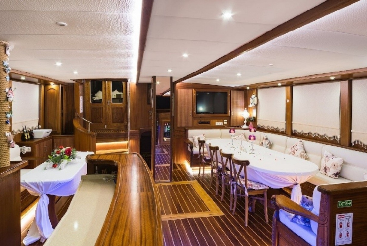 8 kabinli S Nur Taylan ile Marmaris, Göcek ve Datça koylarında su sporları, konfor ve lüks bir mavi yolculuk deneyimi.