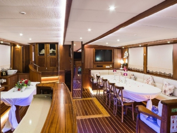 8 kabinli S Nur Taylan ile Marmaris, Göcek ve Datça koylarında su sporları, konfor ve lüks bir mavi yolculuk deneyimi.