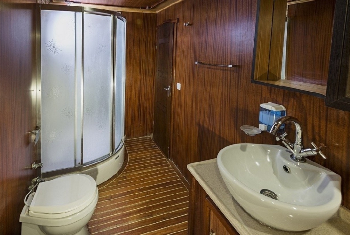 8 kabinli S Nur Taylan ile Marmaris, Göcek ve Datça koylarında su sporları, konfor ve lüks bir mavi yolculuk deneyimi.