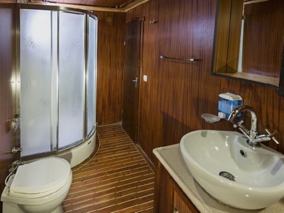 8 kabinli S Nur Taylan ile Marmaris, Göcek ve Datça koylarında su sporları, konfor ve lüks bir mavi yolculuk deneyimi.