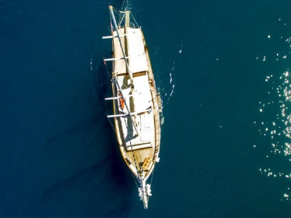 Sirena Gulet ile Adriyatik’te Split çıkışlı özel mavi yolculuk deneyimi. 5 kabin, 10 kişilik konfor ve profesyonel mürettebatla unutulmaz bir tatil sizi bekliyor.